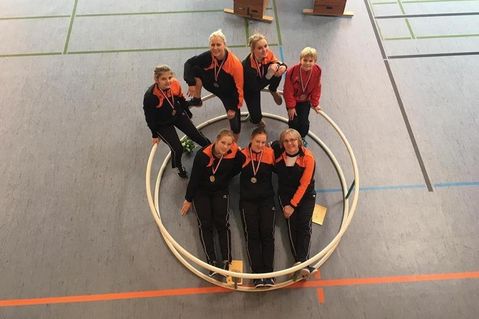 Laura Wussow, Verena Markmann und Carmen Sähn (vorne v. lks.); Svenja Hartmann, Andra Franz, Torva Franz und Lenn Steffien (hinten v. lks.).