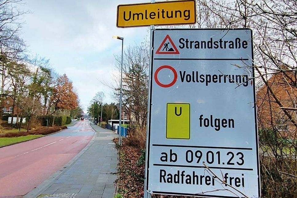 Wegen Bauarbeiten der ZVO Energie GmbH ist die Strandstraße in Niendorf zwischen Gartenweg und Brookredder bis Mai voll gesperrt.