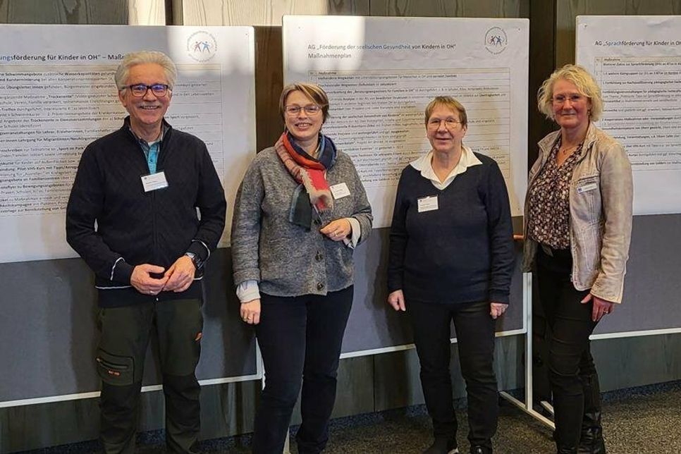 Die Sprecher der Arbeitsgruppen Stephan Peters, Dr. Lydia Hübner, Marianne Unger sowie die Gesundheitsmanagerin Maren Rohr vor den Ergebnissen der Arbeitsgruppen (v. lks.).