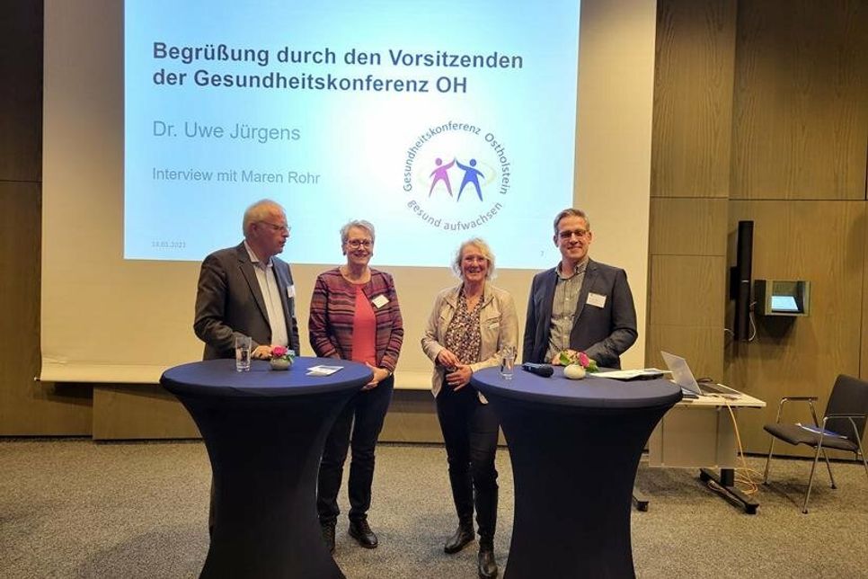 Landrat Reinhard Sager, Dr. Maria Kusserow (Leiterin des Fachdienstes Gesundheit), Maren Rohr (Gesundheitsplanerin), Dr. Uwe Jürgens (Leiter Fachbereich Sicherheit und Gesundheit) luden ein zur Gesundheitskonferenz (v. lks.).