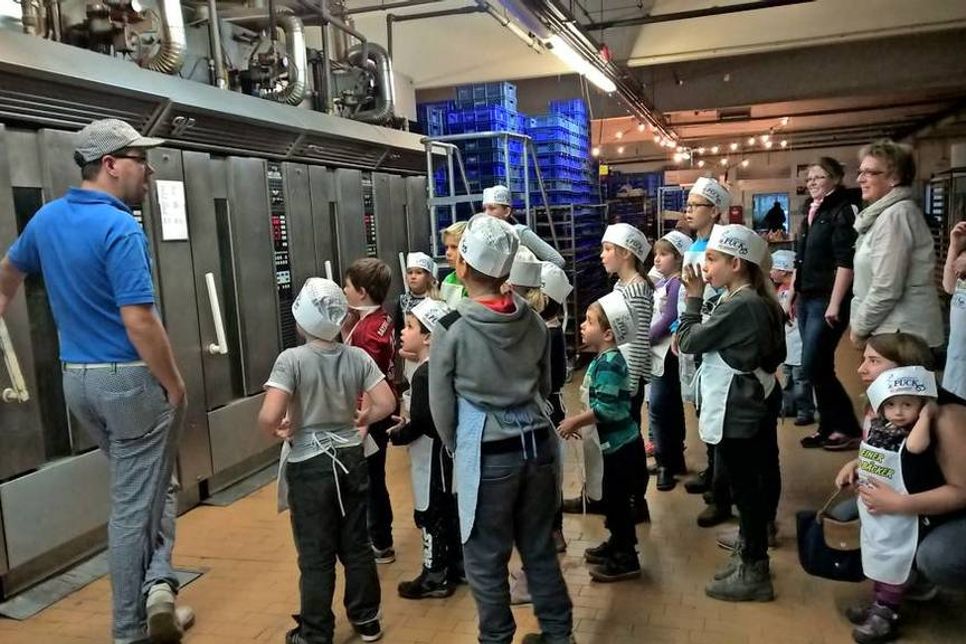 Gespannt wurde den Ausführungen beim Backstuben-Rundgang gelauscht.