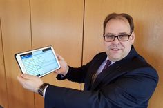 Bürgermeister Mirko Spieckermann präsentiert die Handhabung der neuen App.