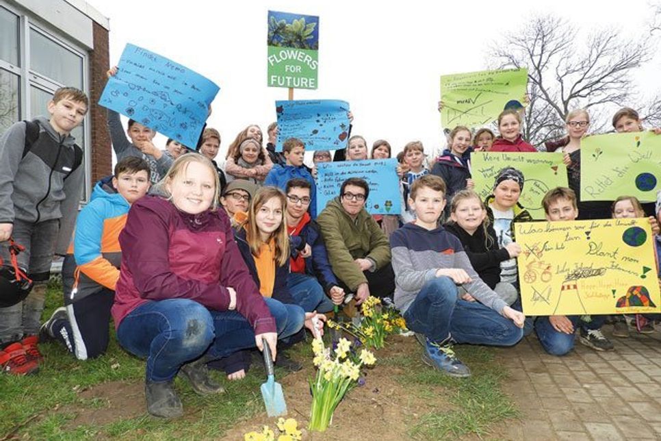 Am Kleinen See pflanzten Fünft-, Sechst- und ZehntklässlerInnen ein blühendes Band am Fußweg entlang.