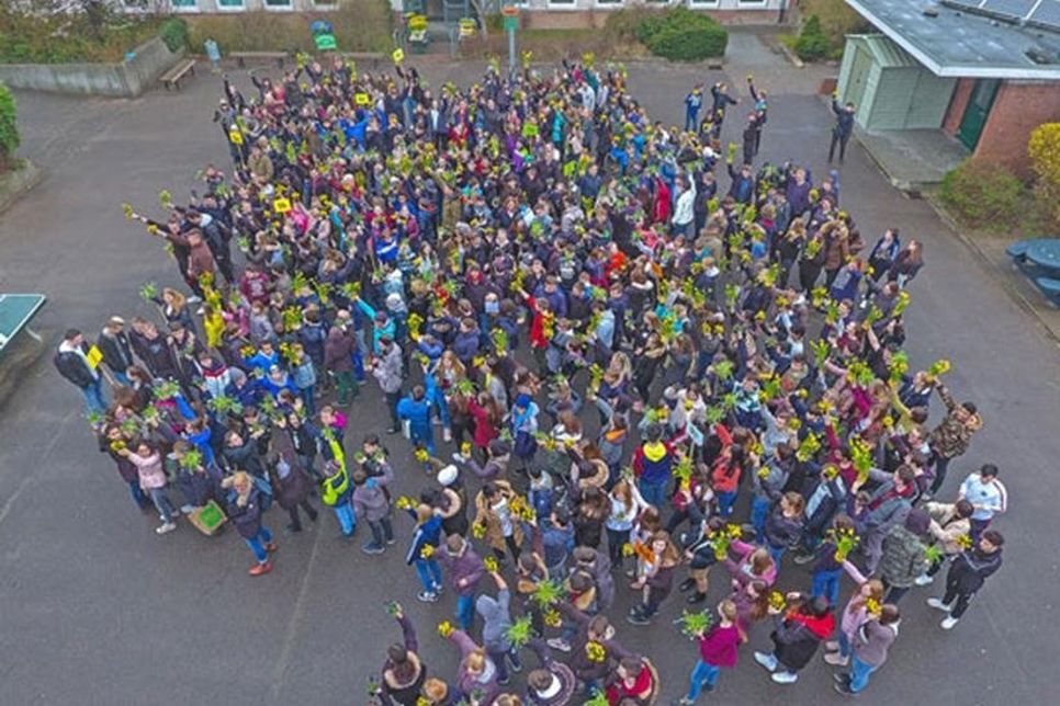 Ein Moment, der vielen unvergessen bleiben wird: alle Klassen reckten ihre Blumen gen Himmel.