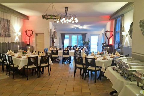 Der mit einem Anbau erweiterte Saal strahlt in neuem Glanze.