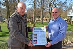 Organisator Manfred Franz (links) und Veranstalter Michael Pätau vom Dorfvorstand Scharbeutz freuen sich auf das viertägige Maibaumfest, das zum zehnten Mal stattfindet. (Foto: René Kleinschmidt)