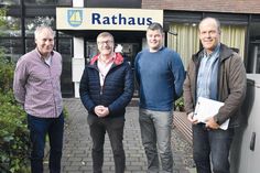 Am ersten Arbeitstag wurde der zukünftige Leiter des Bauhofes, Fabian Post (2.v.re.), von Bürgermeister Sven Partheil-Böhnke, Michael Wiederänders (l., Hauptamt) und Bauhofsleiter Rüdiger Helm (r.) im Rathaus willkommen geheißen.