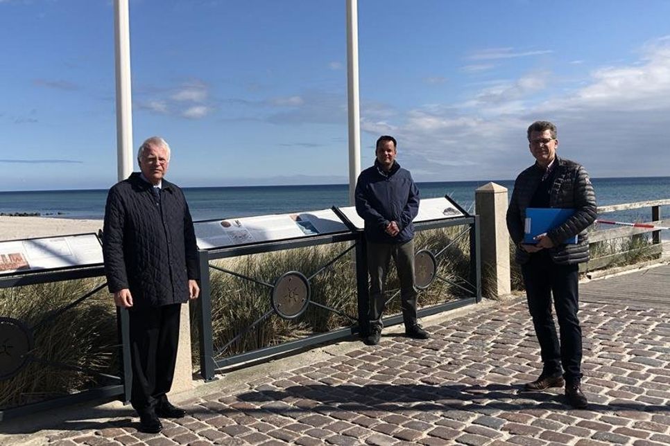 Landrat Reinhard Sager (lks.) besuchte mit seinem Fachdienstleiter „Sicherheit und Ordnung“ Detlef Wohlert (re.) den Grömitzer Bürgermeister Mark Burmeister.