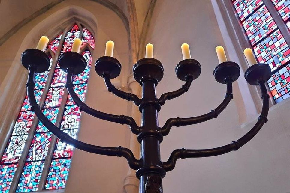 Siebenarmiger Leuchter in St. Michaelis in Eutin. (Foto: KKOH/Fromberg)