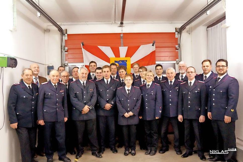 Alle Mitglieder der Freiwilligen Feuerwehr Schulendorf mit Hans-Jürgen Pöppel (2.v.l.) und Gemeindewehrführer Patrick Bönig (rechts). (Foto: Niklas Rabe)