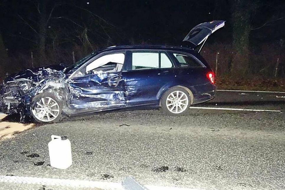 Beide Autos wurden durch die Wucht des Aufpralls zerstört und mussten abgeschleppt werden.