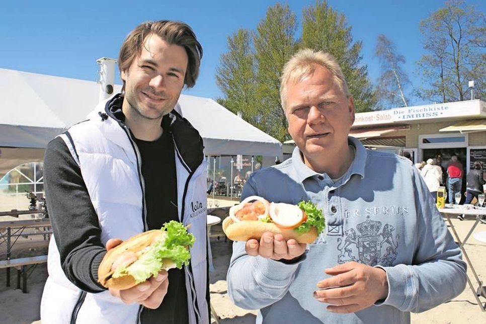 Tourismusleiter Thorsten Brandt (re.) und Jens Paustian aus der Veranstaltungsabteilung des Kurbtriebes Kellenhusen ließen sich ein Fischbrötchen schmecken.