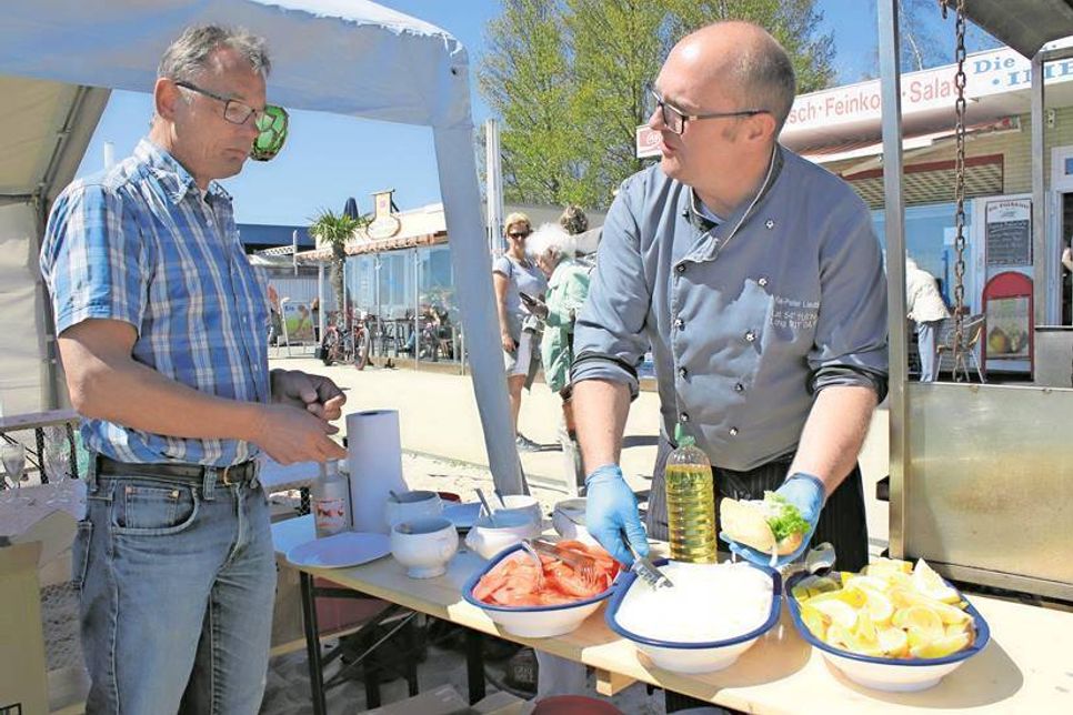 Live-Cooking mit Kai-Peter Liedtke (re.).