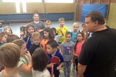 Alexander Murek vom Deutschen Tischtennis-Bund war mit dem Schnuppermobil in der Steinkamp-Grundschule, um seinen Sport vorzustellen,