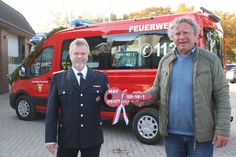 Symbolische Schlüsselübergabe von Bürgermeister Dieter Knoll (re.) an Gemeindewehrführer Manfred Lübke.