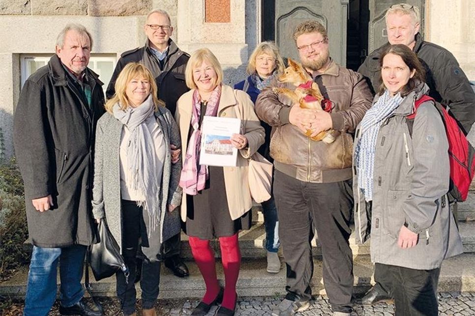 Gemeinsam mit Vertretern der örtlichen SPD hatte Sandra Redmann vor Kurzem ihren SPD-Kollegen aus dem Bundestag Bettina Hagedorn (4.v.l.) und Johannes Kahrs (3.v.l.) das alte Amtsgericht vorgestellt