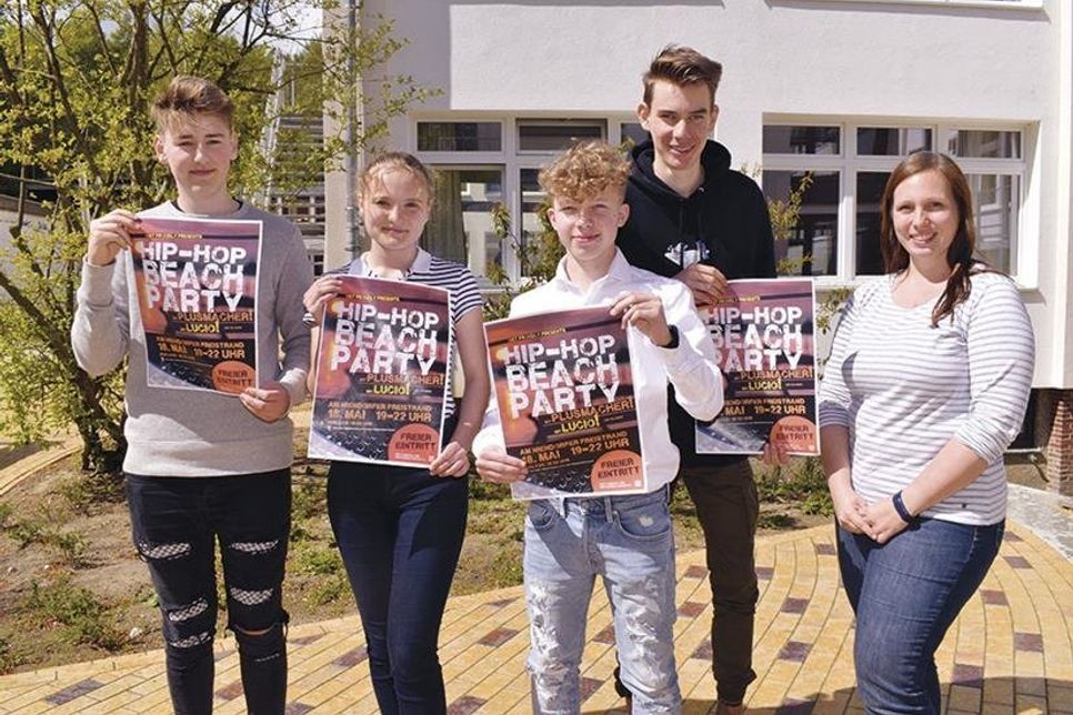 Mika Dahl (von links), Mira Pruss, Tom Schröder und Carl Schrage von der PR-Gruppe ihres Kurses freuen sich mit Kurs-Lehrerin Katharina Manicke auf die von den insgesamt 17 Schülern organisierte Hip-Hop Beach-Party am Niendorfer Freistrand. (Foto: René Kleinschmidt)