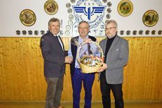 Günter Schöning (m.) erhielt für seine 41jährige Tätigkeit als Kassenwart einen Präsentkorb vom 1. Vorsitzenden Werner Koop (l.) und seinem Stellvertreter Florian Rietzrau (r.) überreicht