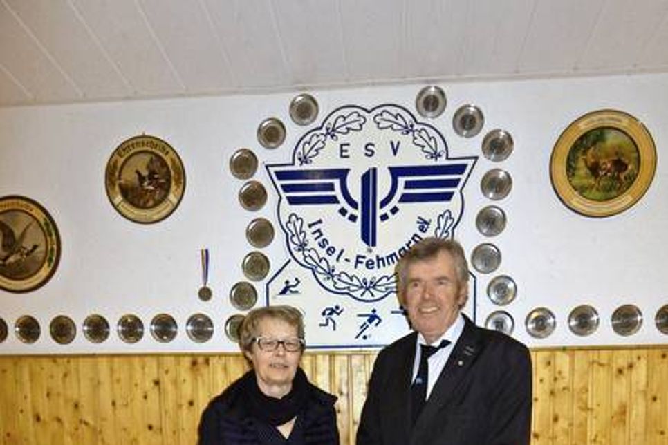 Ehrennadel in Gold für Astrid Wulf – sie gewann die Deutsche Eisenbahnermeisterschaft bei den Damen B im Kegeln
