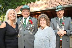 König Reiner Becker (2. v. lks.) mit Tochter Constanze (lks.), Ehefrau Frauke und dem 1. Ältermann Volker Paasch.