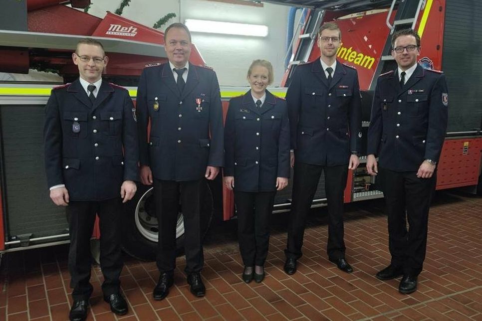 Frank Pätzold, Marc Herrmann, Vanessa Thurm und Sven Sindt mit Ortswehrführer Jacob Revenstorf (v. lks.).