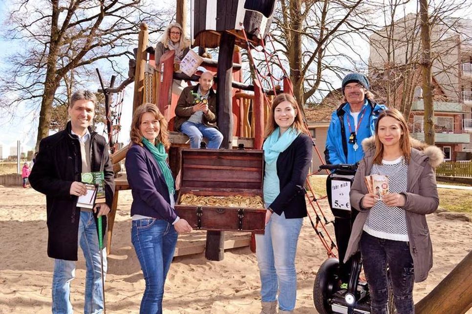 Birgit Ruland von der Ostsee-Therme und Sven Ole Larson von der „field &amp; fun landmaschinen-modellausstellung“ (oben) sowie Stephan Reil vom Parkgolf Pelzerhaken (u.v.li.), Doris Wilmer-Huperz und Sonja Zastrow von der TALB, Wolfgang Konopka (Segway-Touren) und Vanessa Zambas („Dünenmeile Wassertaxi“) stellen das neue Heuerbuch vor. (Foto: Kleinschmidt)