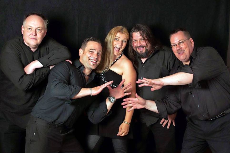 Die Tanz- und Showband "The Untouchables" sorgt wieder für beste Stimmung und die richtige Musik zum Tanzen und Feiern.