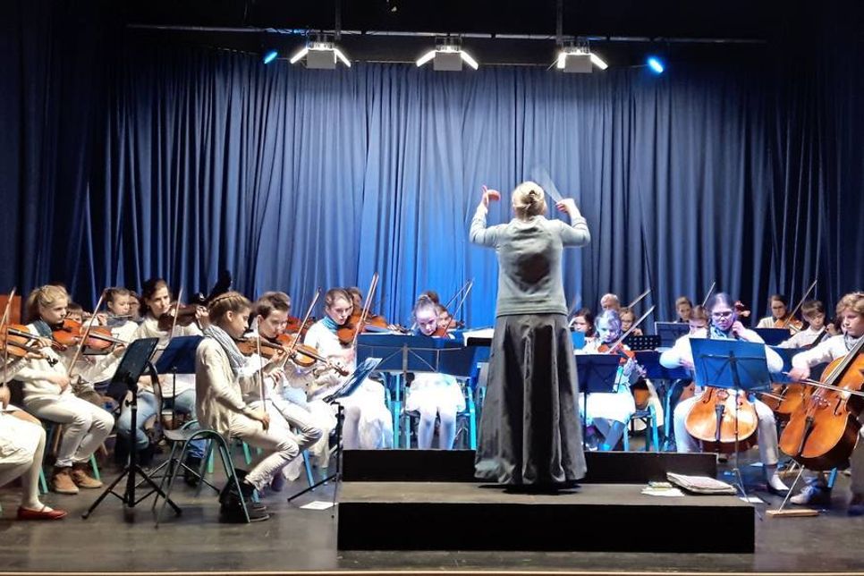Das Schülerorchester der Lensahner Waldorfschule spielte zum Abschluss des Winters „Der Schneemann“.