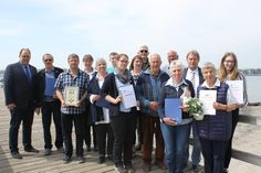 Die geehrten Mitglieder der DLRG mit Bürgermeister Mirko Spieckermann (lks.).