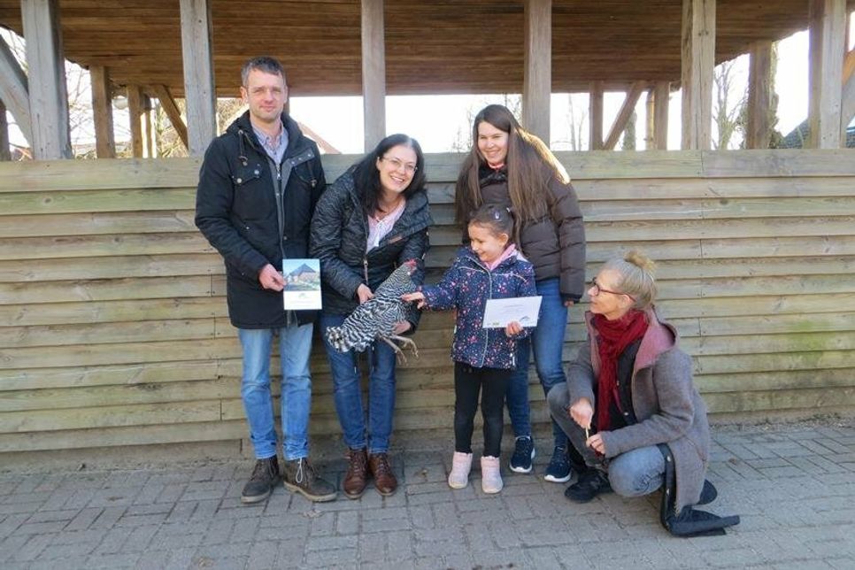 Benjamin Janke, Sonja Janke mit Huhn „Wölkchen“, Lynn Martin, Klassenlehrerin Nadine Rühmkorf und Schulleiterin Doris Cwiertnia-Jürs (v. lks.).