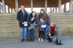 Benjamin Janke, Sonja Janke mit Huhn „Wölkchen“, Lynn Martin, Klassenlehrerin Nadine Rühmkorf und Schulleiterin Doris Cwiertnia-Jürs (v. lks.).
