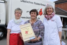 DRK-Ortsvorsitzende Ingrid Graaf, Jubiläumsspenderin Dörte Langbehn und Teamärztin Dr. Claudia Bech (v. lks.).