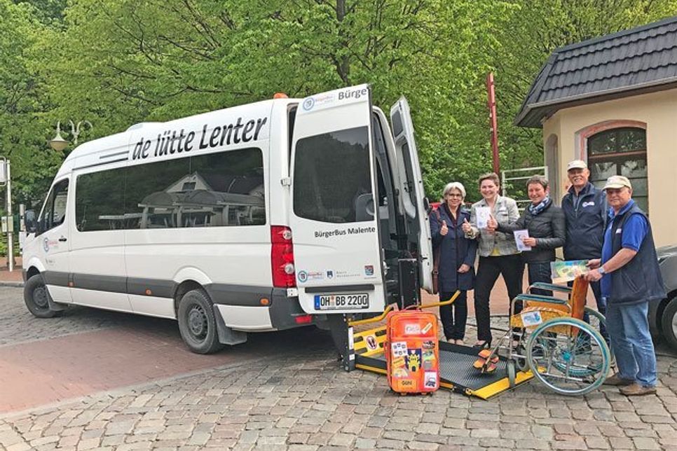 Für Barrierefreiheit und Inklusion ist  „Rolli und Trolley“ „on Tour“, um gelungene Beispiele wie den BürgerBus Malente e. V. zu besuchen.