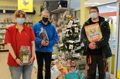 Patricia Krystek vom Futterhaus (lks.) mit Kathrin Steuernagel (Tierheim Eutin) und Dennis Gnepper (Tierheim Lübbersdorf).