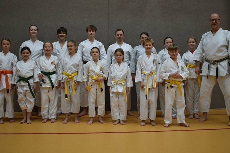 Mit den neuen Gürtelfarben und frischem Antrieb blicken die Karatekas mit viel Vorfreude auf ein spannendes Trainingsjahr 2022.