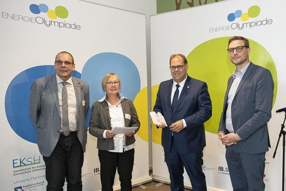 Bürgermeister Mirko Spieckermann und Stadtwerke-Leiterin Vera Litzka (Mi.) nahmen gleich zwei Preise entgegen.