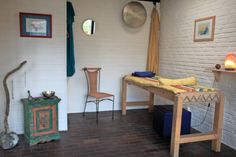 Das Liegemonochord (re.), auch Klangliege genannt, wird in der Klang- und Musiktherapie angewendet und garantiert eine tiefe wohlige Entspannung.