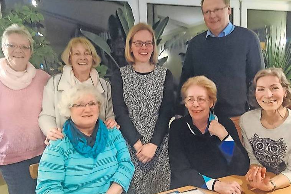 hinten: Anna Hinkelmann, Rosemarie Reimann, Stefanie Heeckt, Jörn Koch vorne: Doris Trögel, Elke Steffen, Uta Weber (Foto: Undine Knappworst)