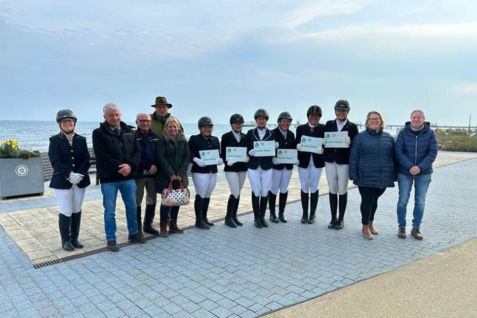 Trainerabsolventen mit der Prüfungskommission, Vorsitzende Richterin Claudia Eiser FN  PSH, Richter Burghardt Rogge PSH, Richter Klaus Tietjen PSH, Lehrgangsleiter Rolf-Heinrich Haar und Heide Heidbüchel, Leiterin der Ostseereitschule.