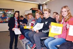 Die Schülerinnen und Schüler der Klasse 6b übergeben die neu gestalteten Bildwörterbücher an Timmendorfer Strands Bürgermeisterin Hatice Kara. (Foto: René Kleinschmidt)