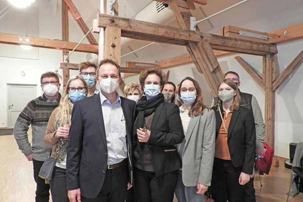 Nach der Wahl ist vor der Stichwahl: Mit der Unterstützung ihrer Familien verfolgten Amtsinhaber Carsten Behnk?…