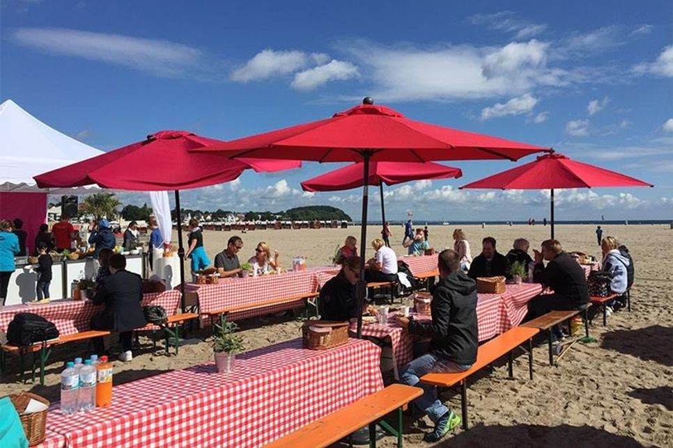 Urlaubsfeeling pur: Der perfekte Start in den Tag gelingt auch in diesem Jahr wieder mit einem unbeschwerten Sonntagsfrühstück am Travemünder Strand.  (Foto: LTM)