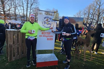 Nach 26 Kilometern feierten Frank Baumgärtner (lks.) und Jens Seemann die Umrundung des Ratzeburger Sees mit dem Läuten der Zielglocke.