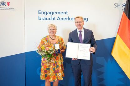 Ministerpräsident Daniel Günther überreichte die hohe Auszeichnung an Brigitte Maas.