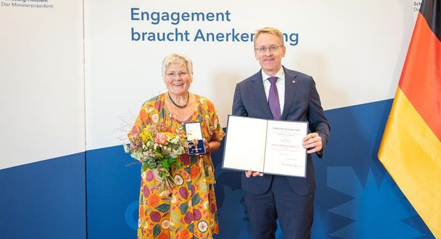 Ministerpräsident Daniel Günther überreichte die hohe Auszeichnung an Brigitte Maas.