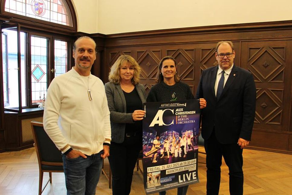 Alex Christensen mit Barbara Helbach und Stephanie Hagen (beide Kuratorium „europäisches folkore festival“) und Bürgermeister Mirko Spieckermann (v. lks.).