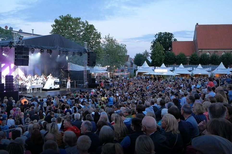 Schon 2022 begeisterte das mitreißende Eröffnungskonzert von Alex Christensen & The Berlin Orchestra beim „europäischen folklore festival“ Tausende auf dem Neustädter Marktplatz.