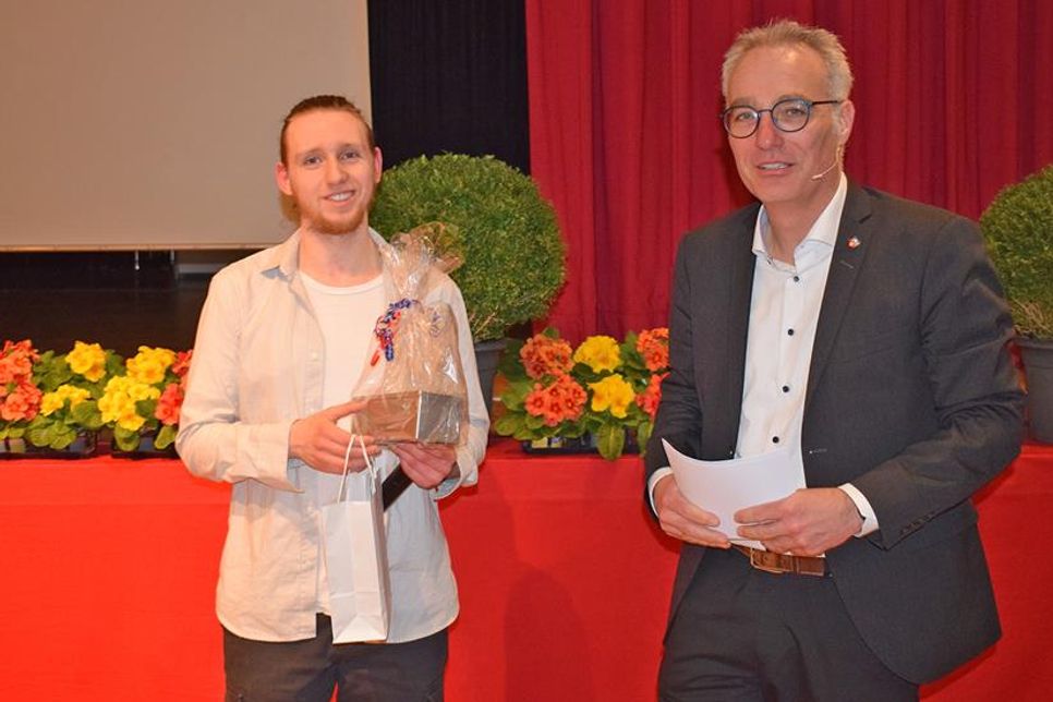 Trainer Lukas Luksnat (li.) präsentierte die Erfolge und die Idee hinter den inklusiven Fußballmannschaften bei der FT Preetz.