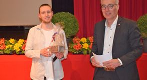 Trainer Lukas Luksnat (li.) präsentierte die Erfolge und die Idee hinter den inklusiven Fußballmannschaften bei der FT Preetz.