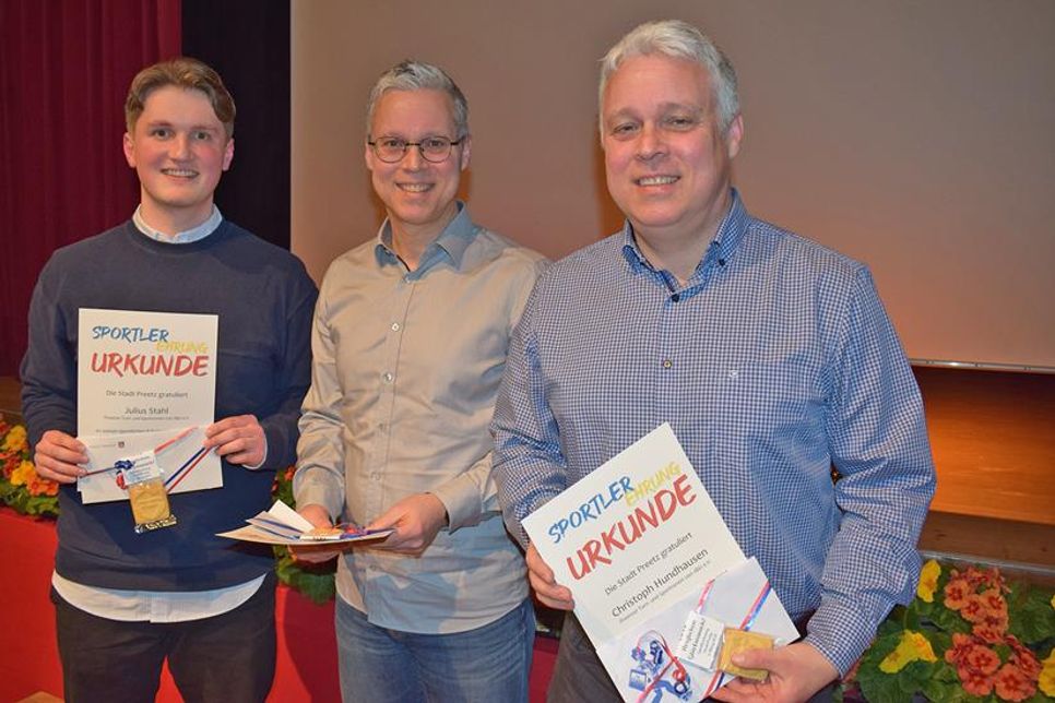 Christoph und Christian Hundhausen (v.r.), hier mit Julius Stark, spielen seit über 40 Jahren Tischtennis und haben an über 200 Meisterschaften teilgenommen.